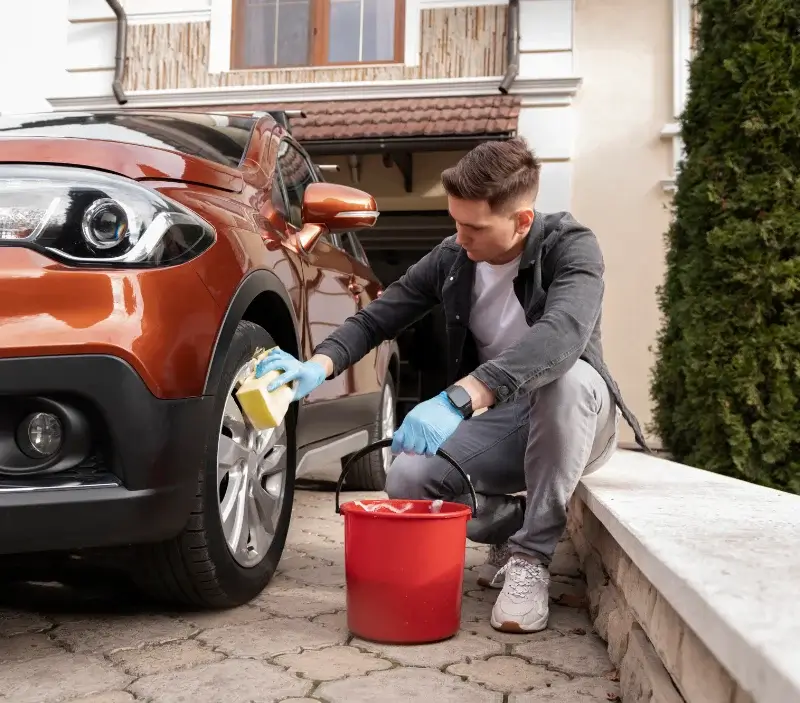 Lavage auto à domicile Cateri : professionnel intervenant sur un véhicule